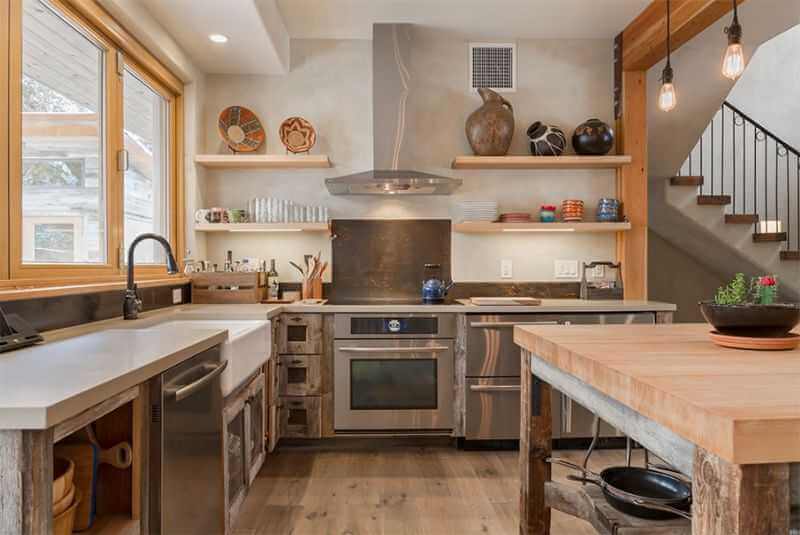 Việc sử dụng kết hợp giữa ánh sáng tự nhiên và ánh sáng nhân tạo là rất quan trọng khi muốn sở hữu một mẫu nội thất phòng bếp đẹp, giản dị và hiện đại